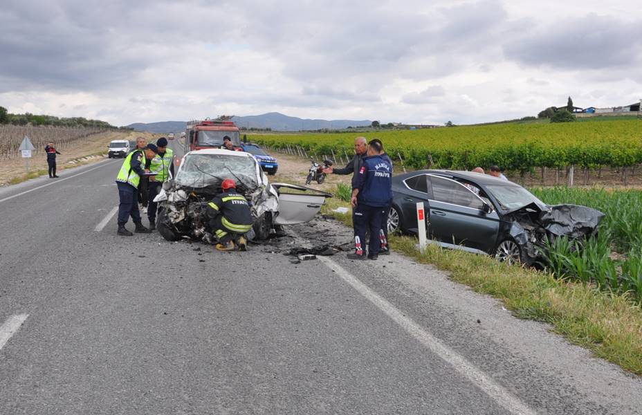 Manisa'da trafik kazası 3 yaralı