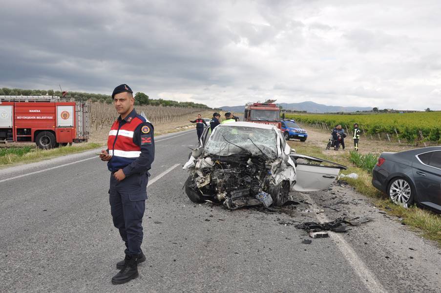 Manisa'da trafik kazası 3 yaralı
