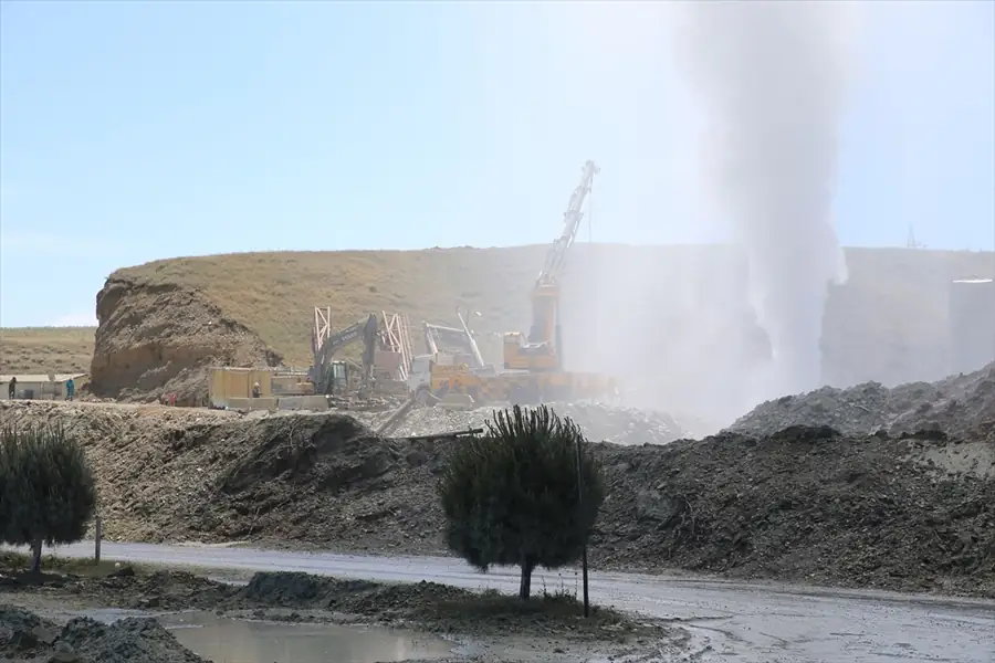 Patlama meydana gelen jeotermal kuyu kapatılmaya çalışılıyor