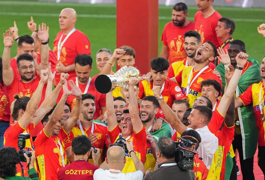 Süper Lig'e yükselen Göztepe, kupasını aldı