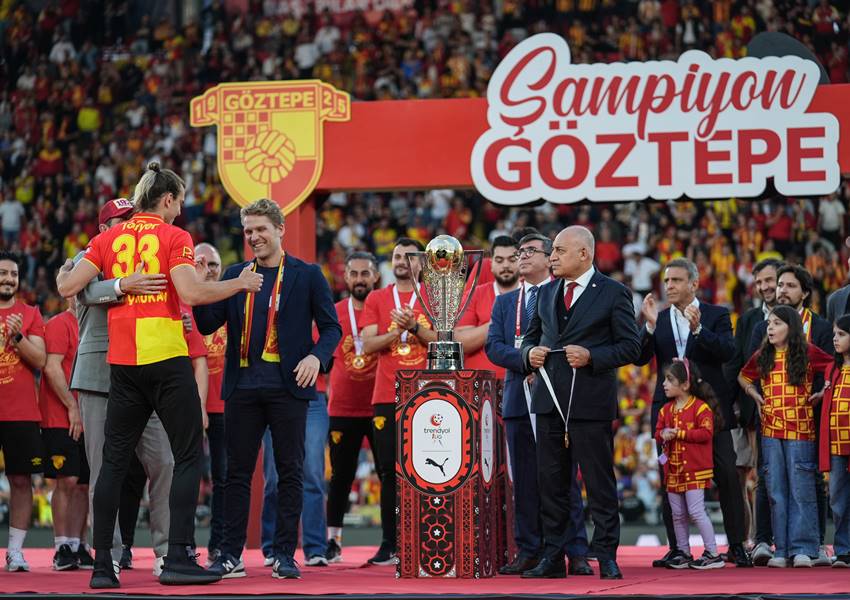 Süper Lig'e yükselen Göztepe, kupasını aldı