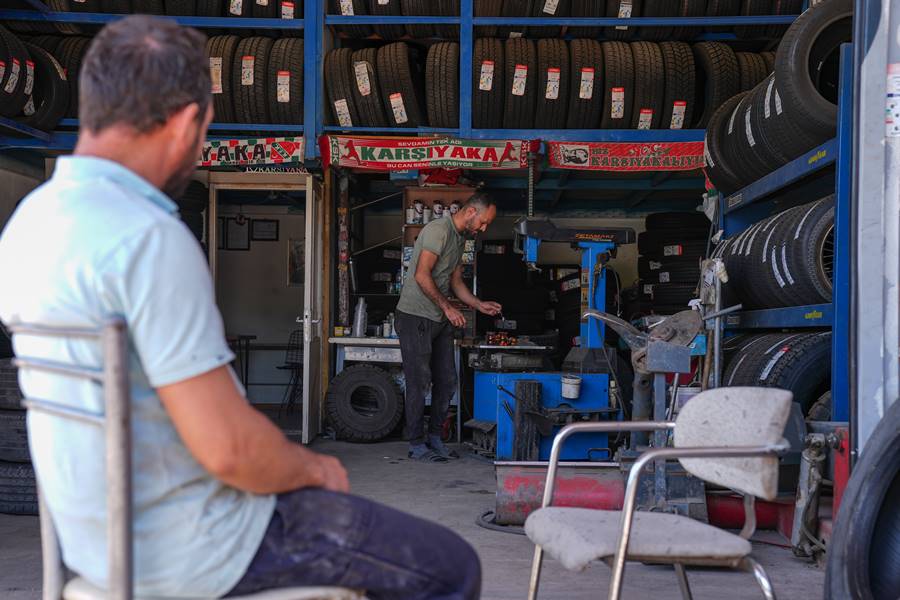 Üniversiteli lastik tamircisi, baba mesleğini severek sürdürüyor