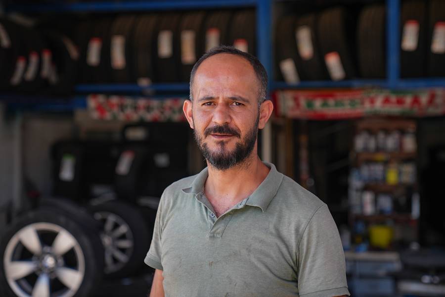 Üniversiteli lastik tamircisi, baba mesleğini severek sürdürüyor