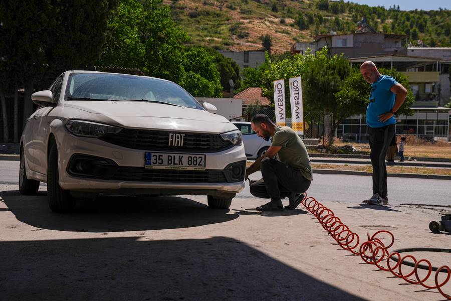 Üniversiteli lastik tamircisi, baba mesleğini severek sürdürüyor