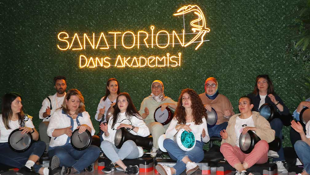 Kütahya'daki darbuka kursuna katılanlar ritimle stres atıyor