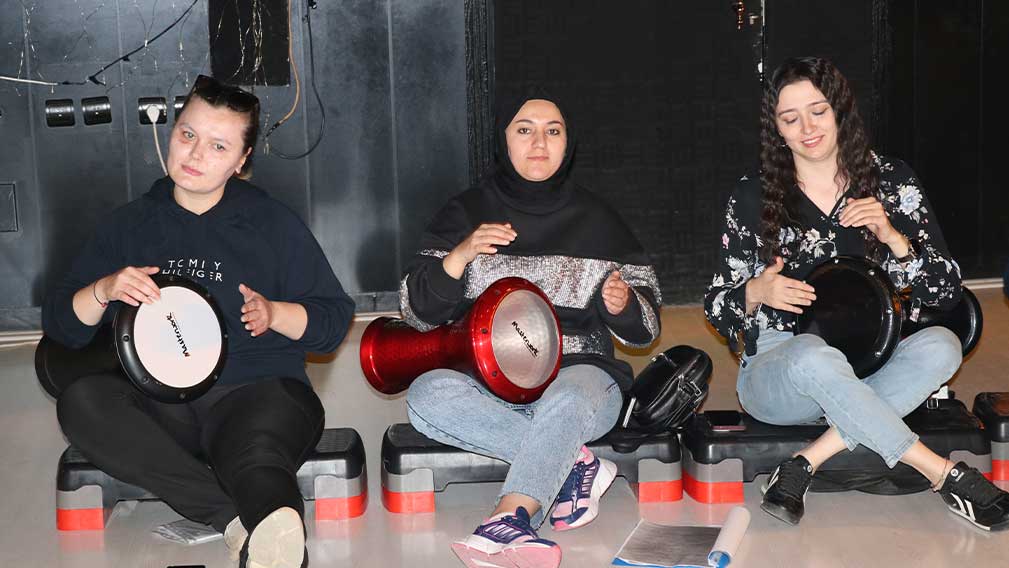 Kütahya'daki darbuka kursuna katılanlar ritimle stres atıyor