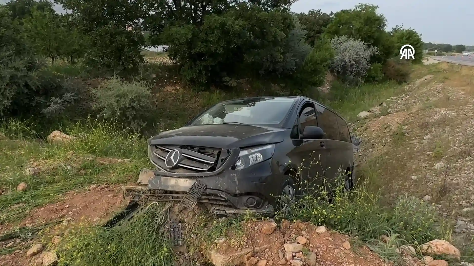 Hafif ticari araç şarampole devrildi, 5 yaralı