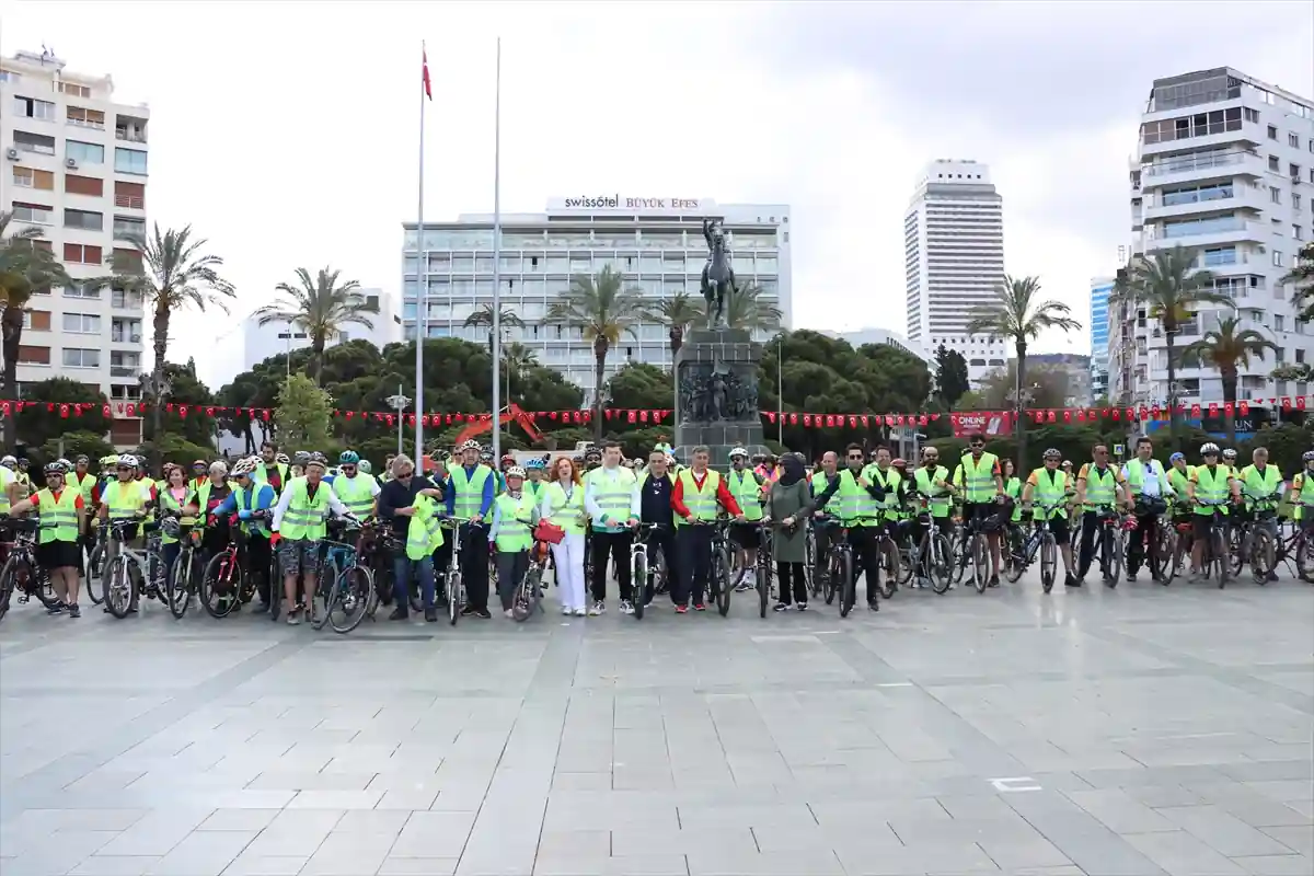 İzmir’de sağlık için pedal çevirdiler