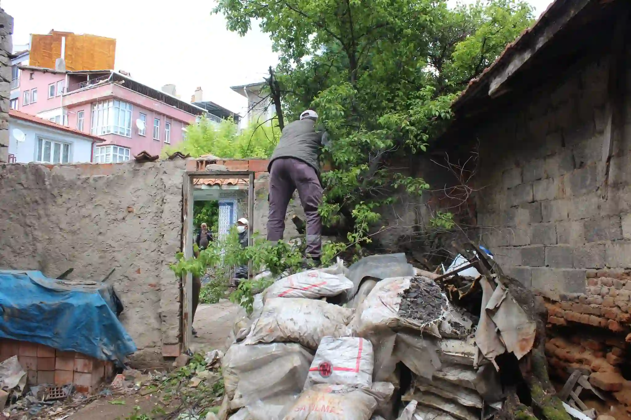 Kütahya’da fareli ev temizlendi mahalleli rahatladı