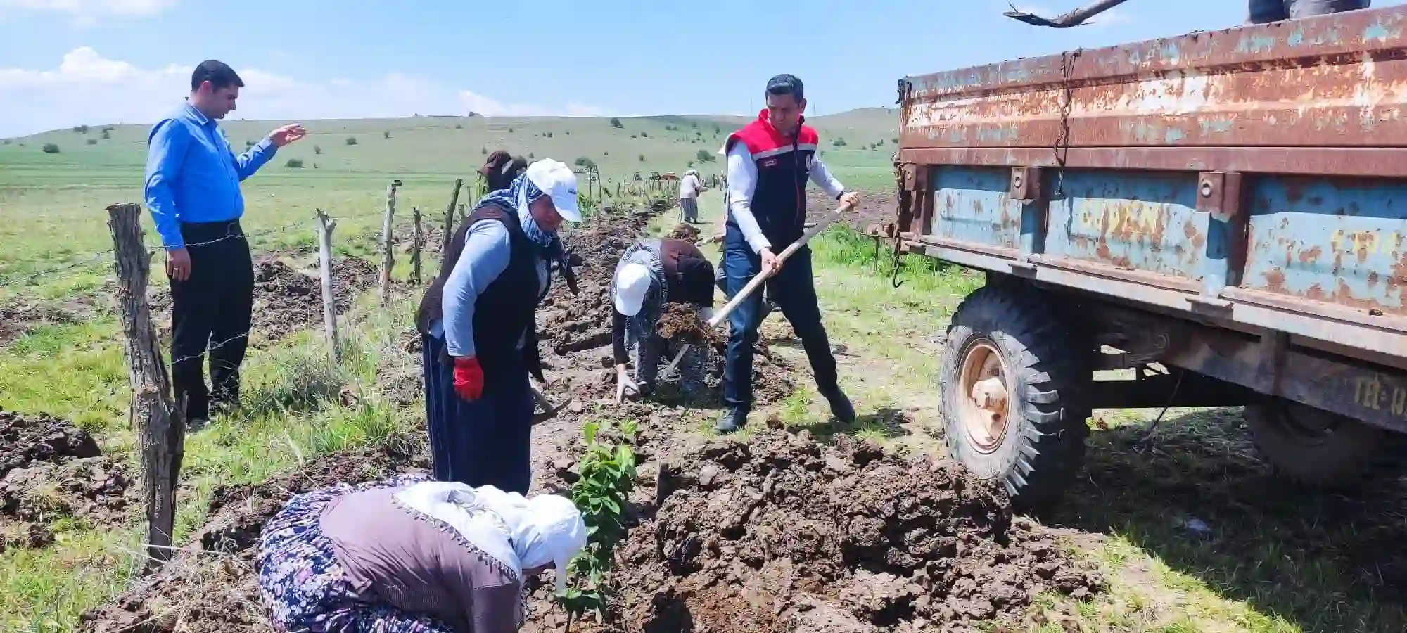 Kütahya’da kızılcıklar toprakla buluştu 