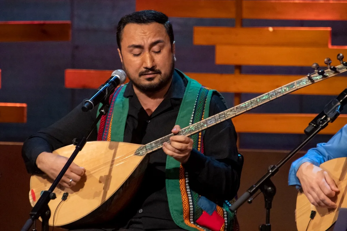 Kütahyalı bağlama sanatçı Yörük türkülerini derliyor 