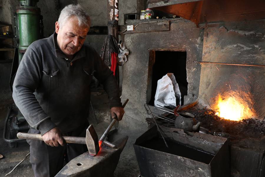 Kütahyalı Gürsel Usta 56 yıldır ocağın başında demir dövüyor