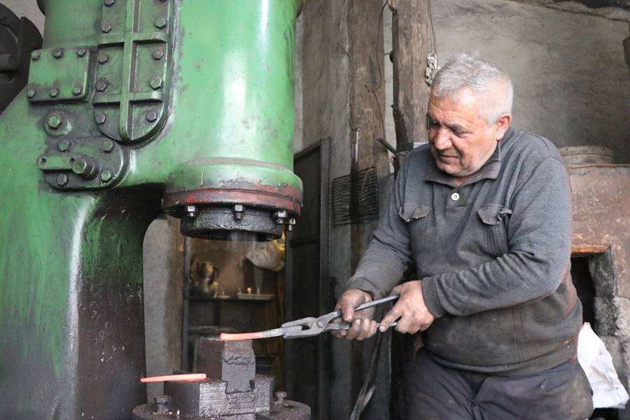 Kütahyalı Gürsel Usta 56 yıldır ocağın başında demir dövüyor