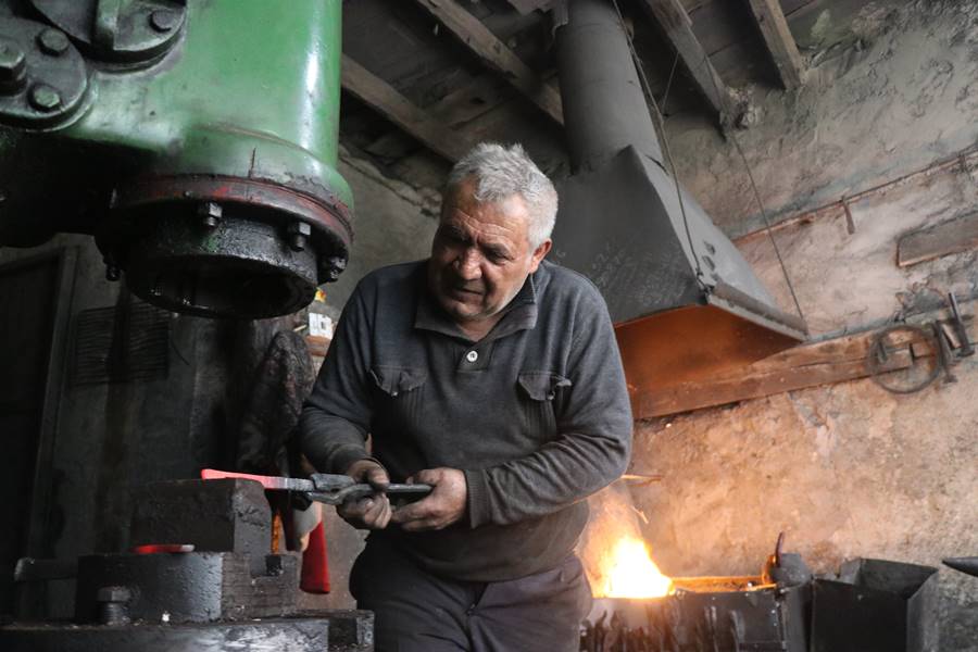 Kütahyalı Gürsel Usta 56 yıldır ocağın başında demir dövüyor