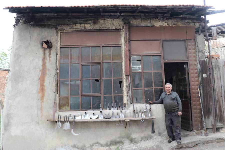 Kütahyalı Gürsel Usta 56 yıldır ocağın başında demir dövüyor