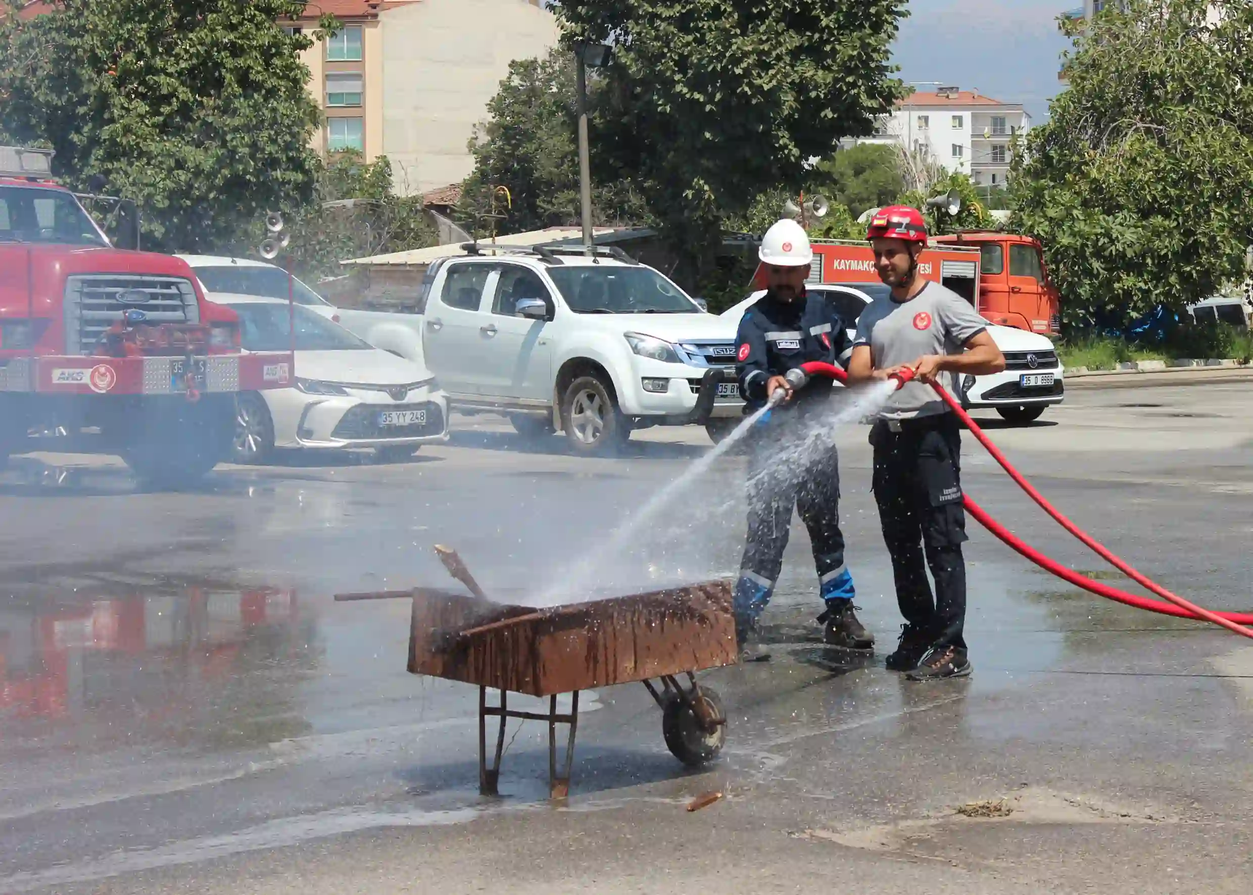 İzmir'de muhtarlara yangına müdahale eğitimi verildi
