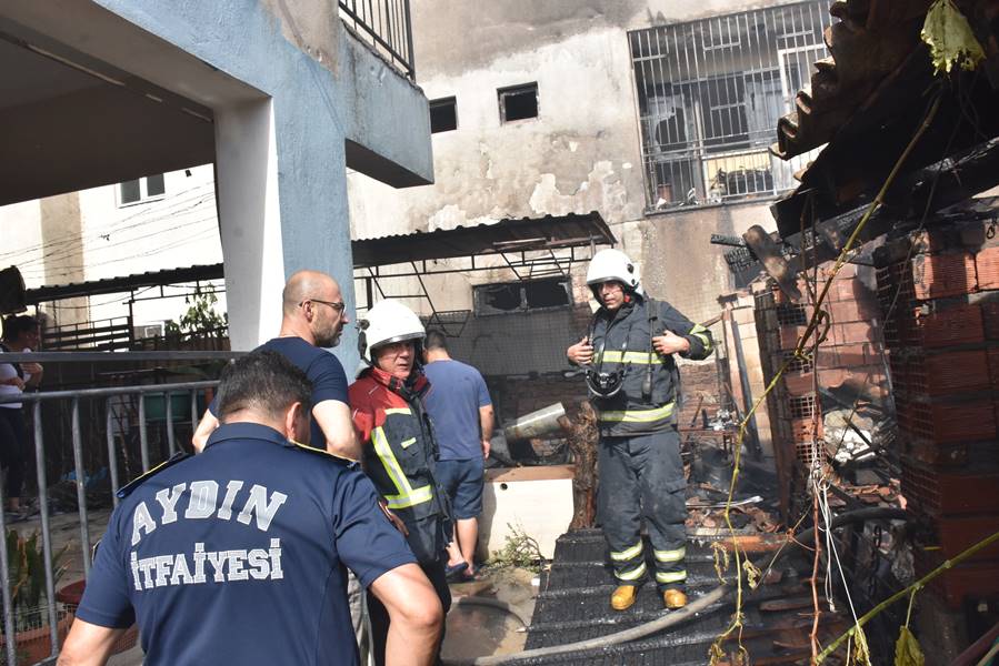 Aydın'da depoda çıkan yangında 3 ev hasar gördü