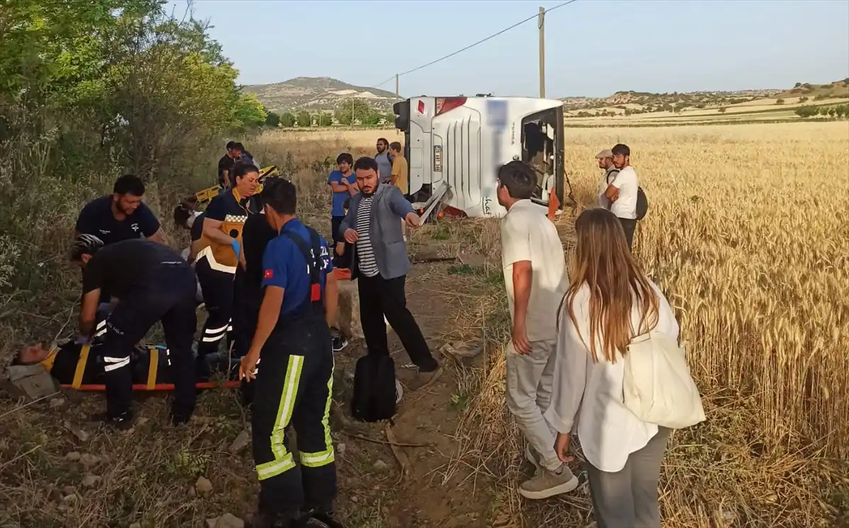 Denizli'de yolcu otobüsü devrildi Çok sayıda yaralı var