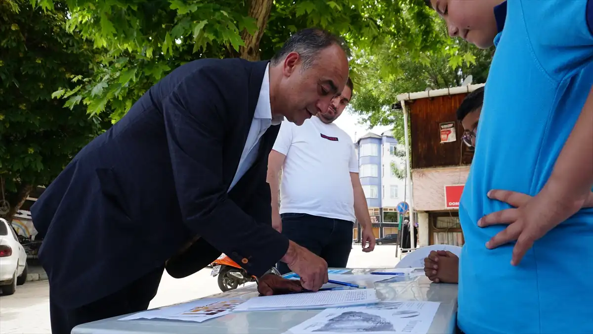 Domaniç'te öğrencilerden çevre için imza kampanyası