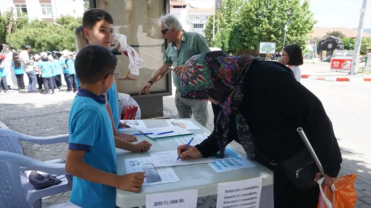 Domaniç'te öğrencilerden çevre için imza kampanyası