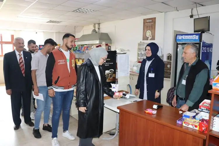 Emekli eğitimci 75 yaşında yüksek lisans öğrencisi oldu