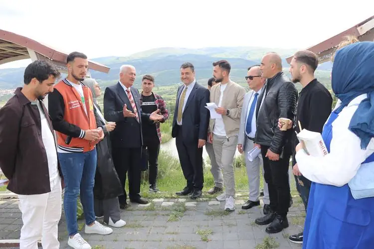 Emekli eğitimci 75 yaşında yüksek lisans öğrencisi oldu