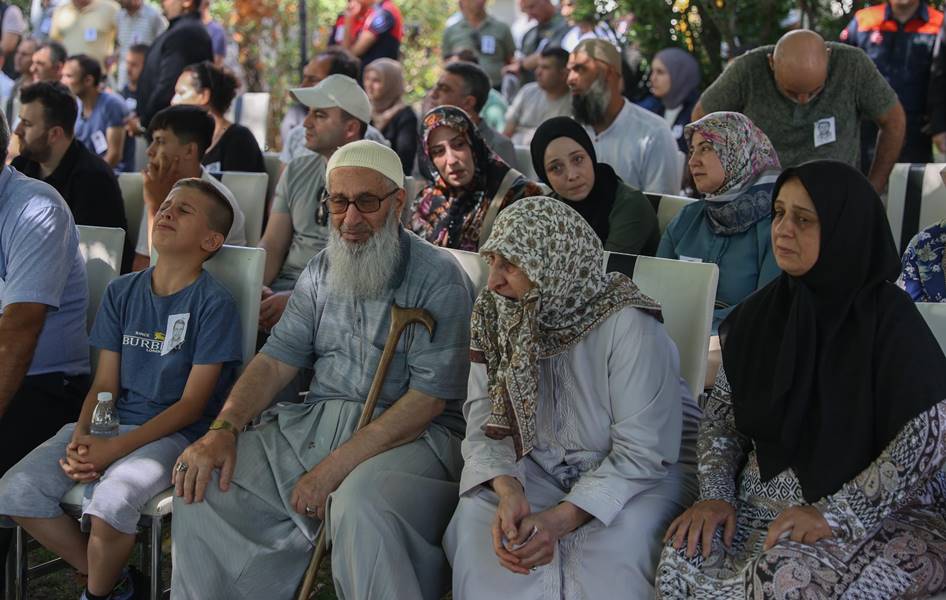 Izmir de yangindan donen arazoz devrildi Operator hayatini kaybetti