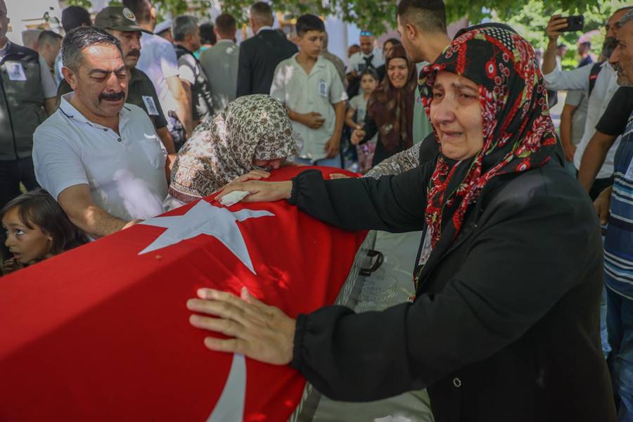 Izmir de yangindan donen arazoz devrildi Operator hayatini kaybetti