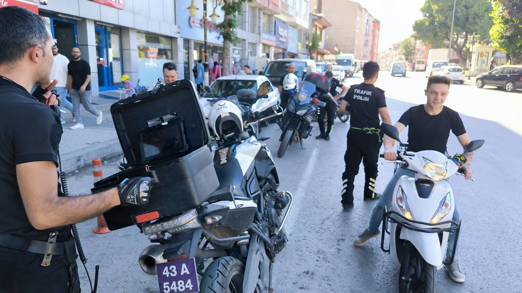 Kütahya’da EDS’den kaçmak için ıslak mendil kullandı