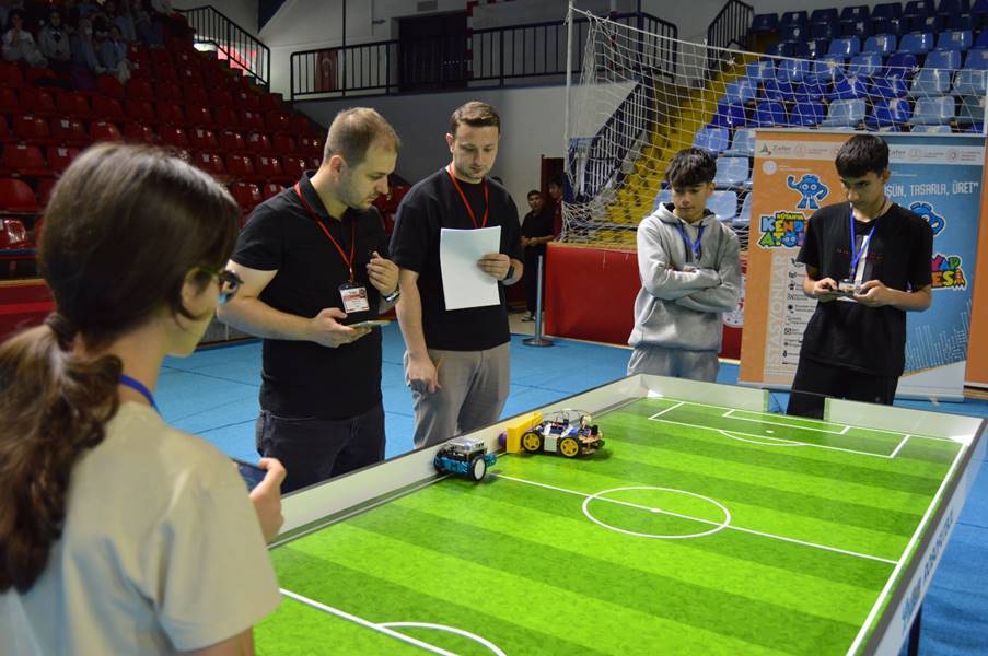 Kütahya da öğrencilerin tasarlayıp ürettiği robotlar yarıştı