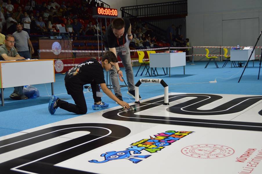 Kütahya da öğrencilerin tasarlayıp ürettiği robotlar yarıştı