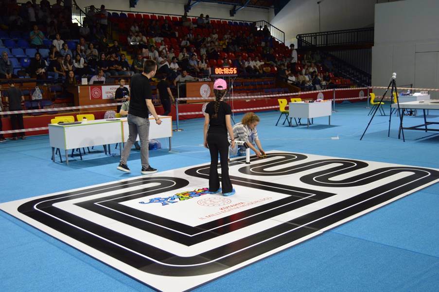 Kütahya da öğrencilerin tasarlayıp ürettiği robotlar yarıştı