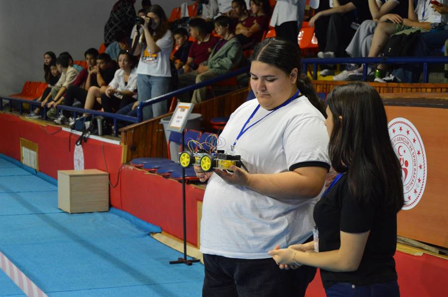 Kütahya da öğrencilerin tasarlayıp ürettiği robotlar yarıştıKütahya da öğrencilerin tasarlayıp ürettiği robotlar yarıştı