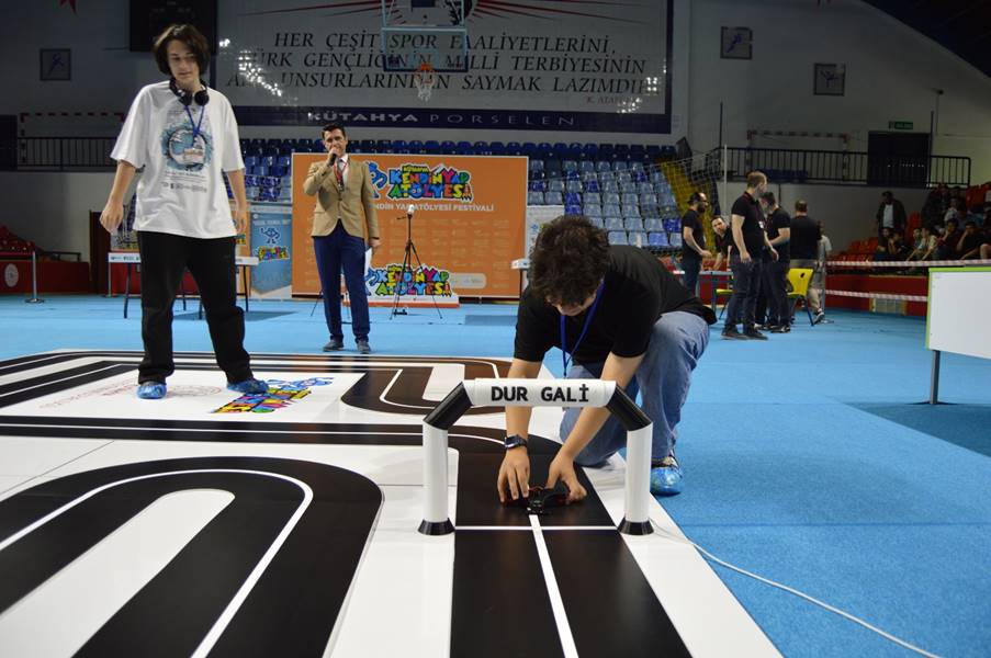 Kütahya da öğrencilerin tasarlayıp ürettiği robotlar yarıştı