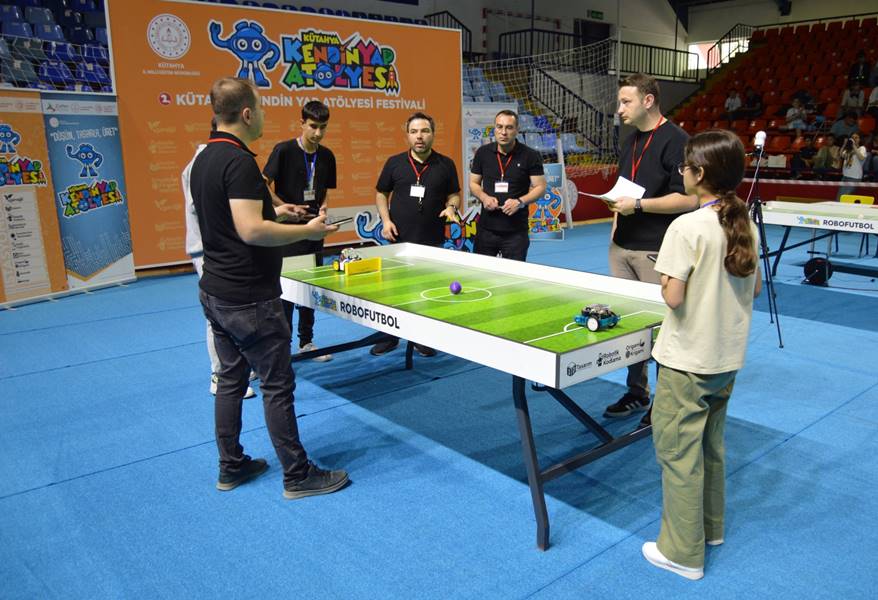 Kütahya da öğrencilerin tasarlayıp ürettiği robotlar yarıştı
