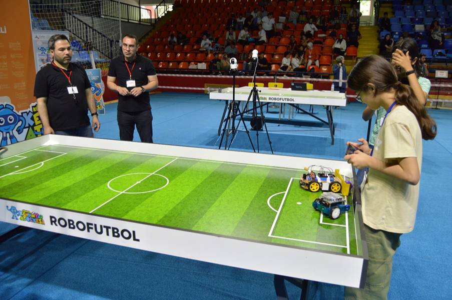Kütahya da öğrencilerin tasarlayıp ürettiği robotlar yarıştı