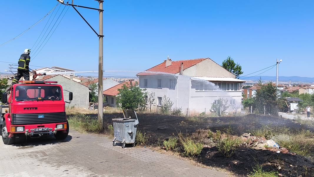 Kütahya'da terastaki halı yangına neden oldu