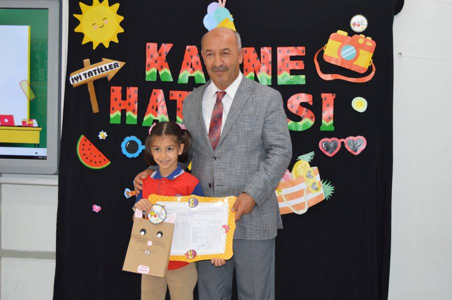 Kütahya’daki okullarda öğrenciler karnelerini aldı