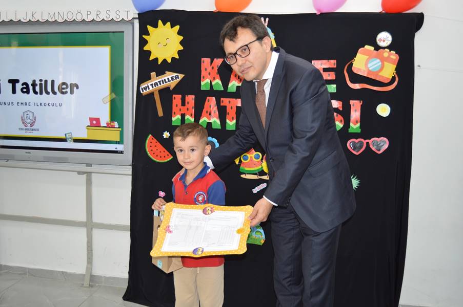 Kütahya’daki okullarda öğrenciler karnelerini aldı