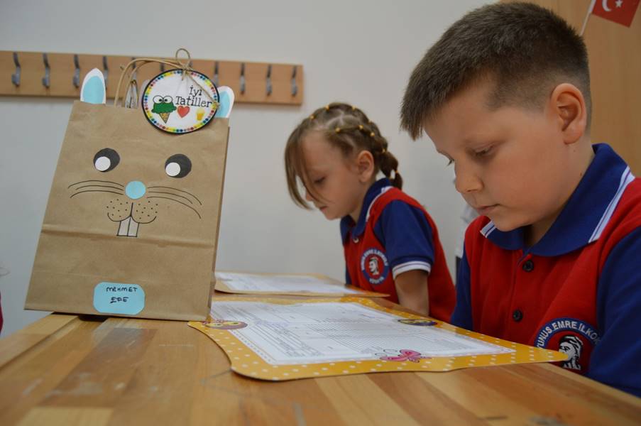 Kütahya’daki okullarda öğrenciler karnelerini aldı