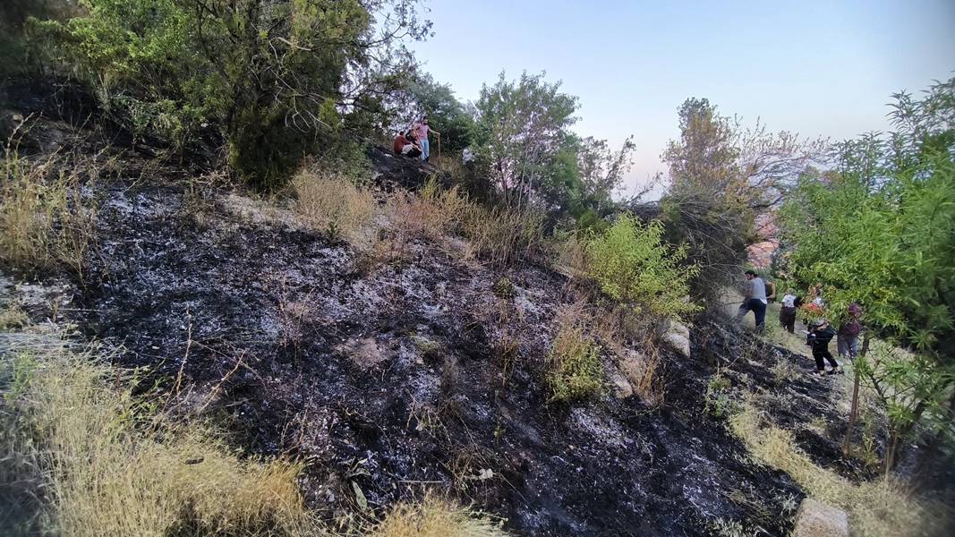 Kütahya’daki ot yangınını mahalleli ve itfaiye söndürdü