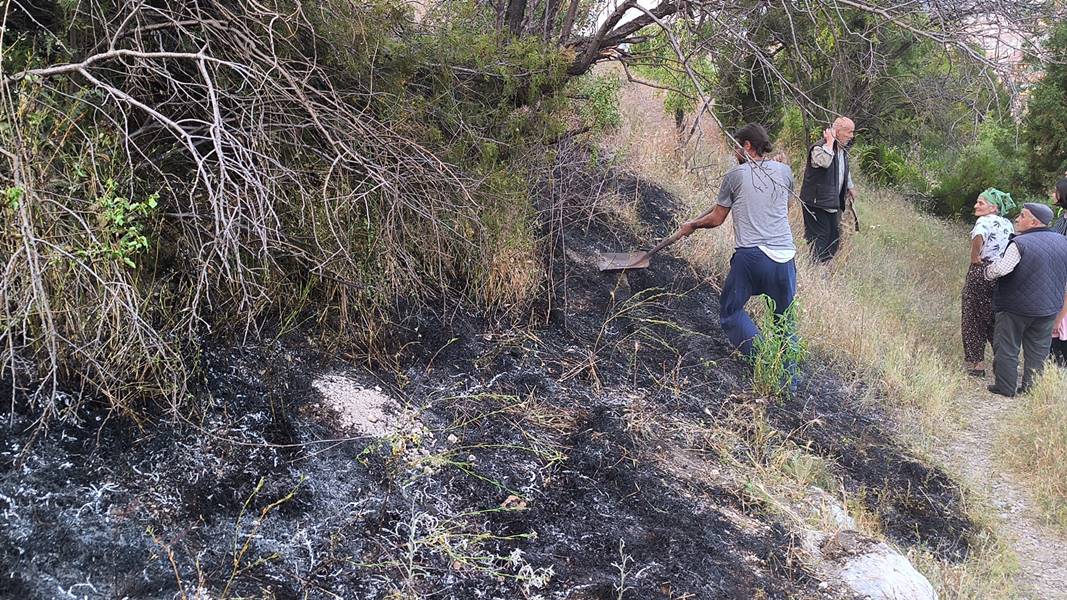 Kütahya’daki ot yangınını mahalleli ve itfaiye söndürdü