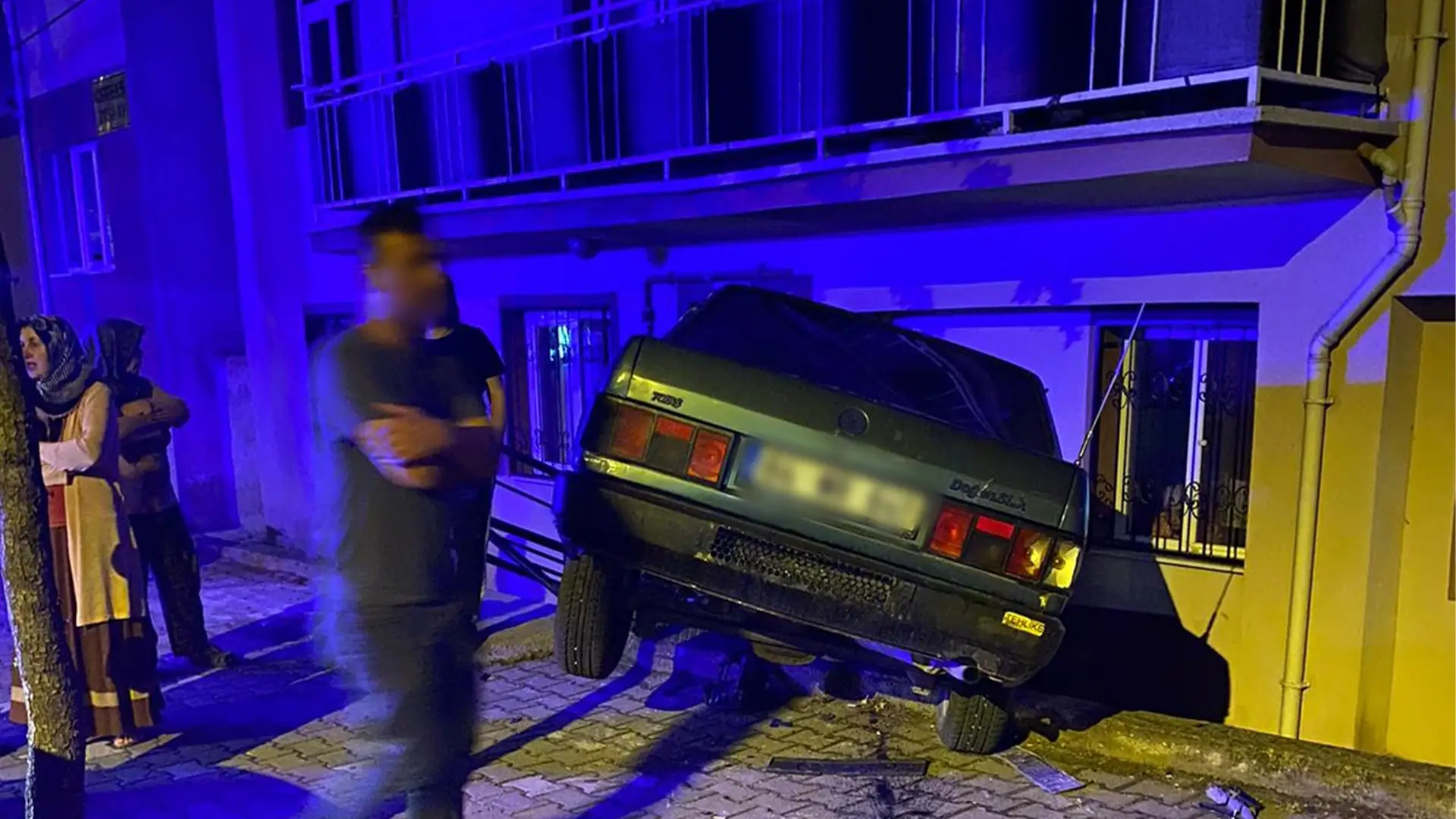 Kütahya'da sarhoş sürücü apartmana tosladı