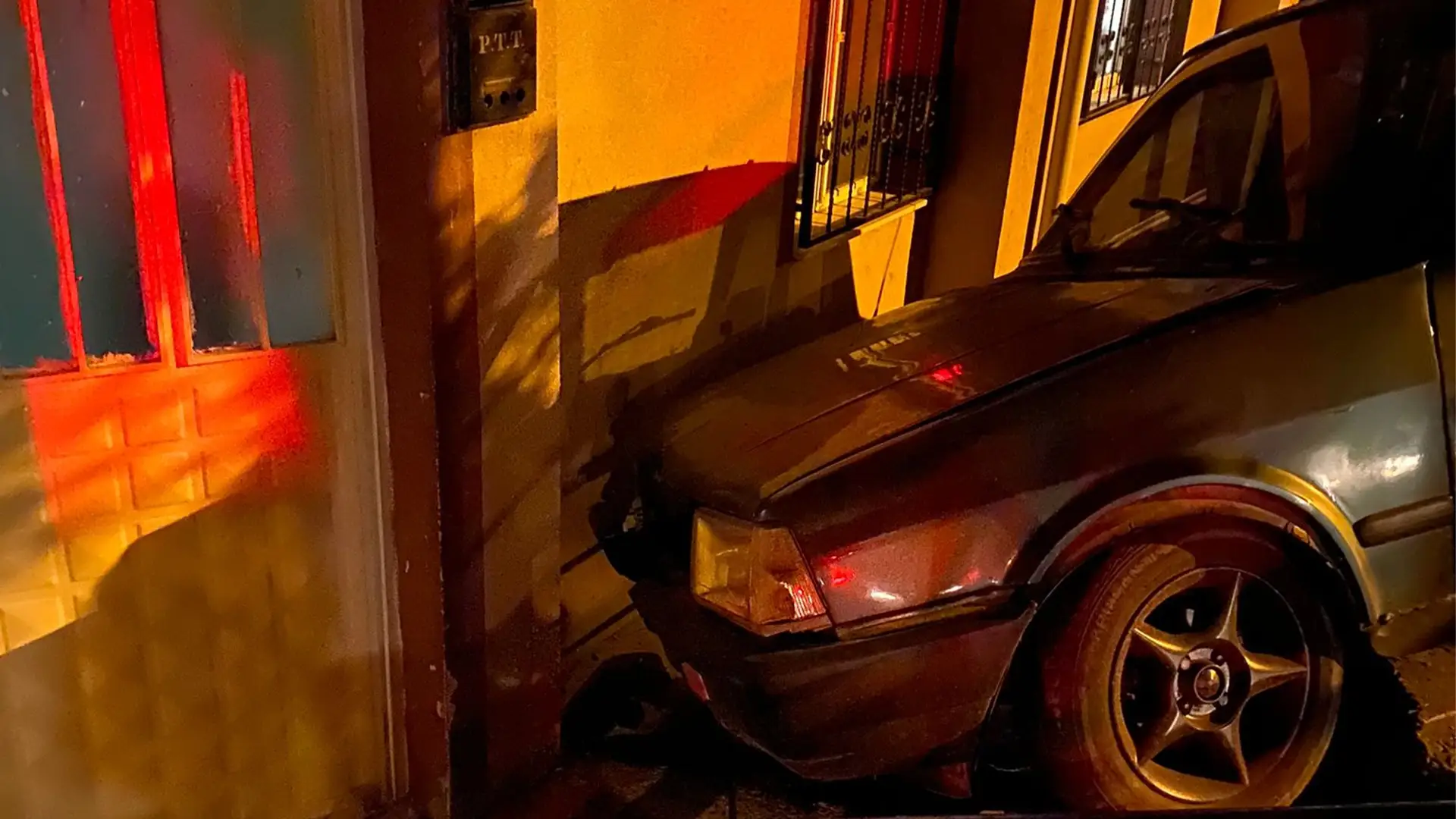 Kütahya'da sarhoş sürücü apartmana tosladı