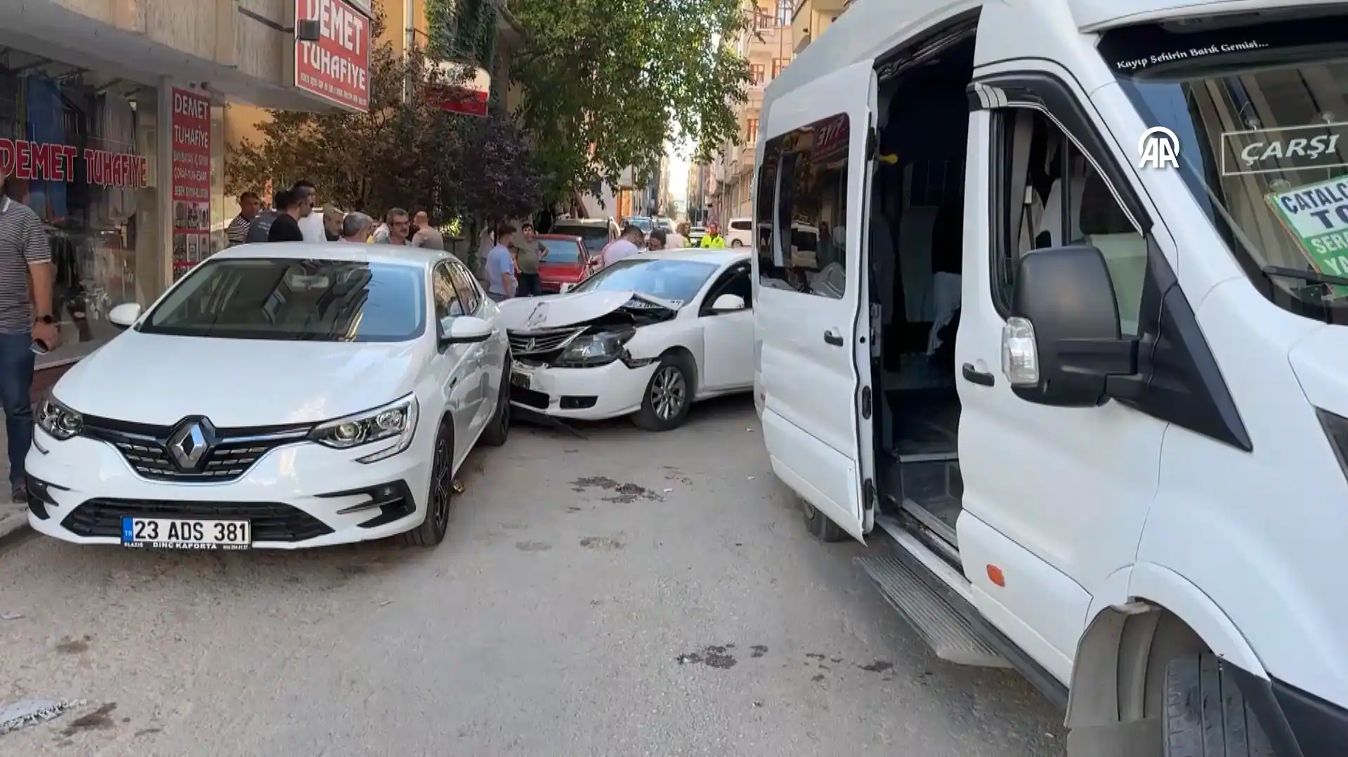 Minibüs ve otomobil çarpıştı: 7 kişi yaralandı