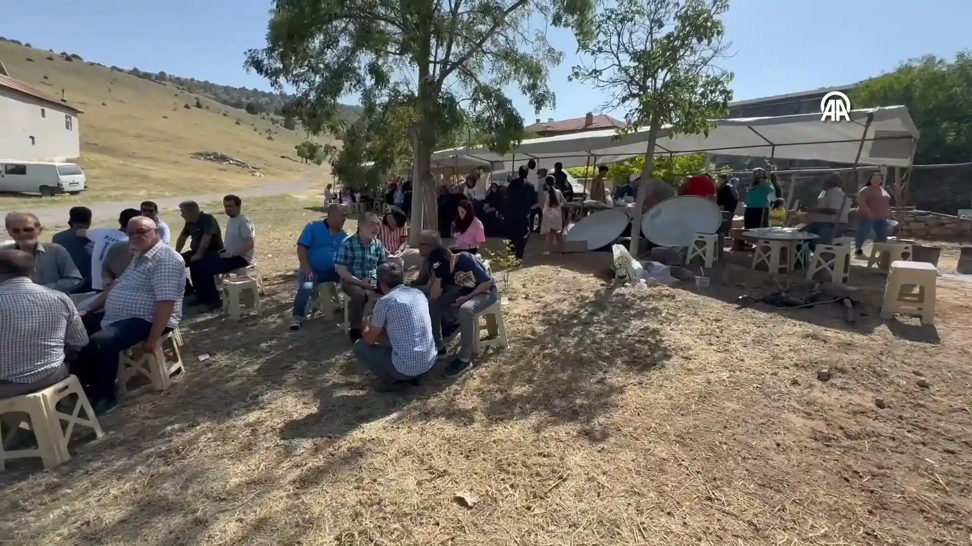 Oğlu 25 yıl sonra çşehitç sayıldı, mahalleliye yemek ikram etti