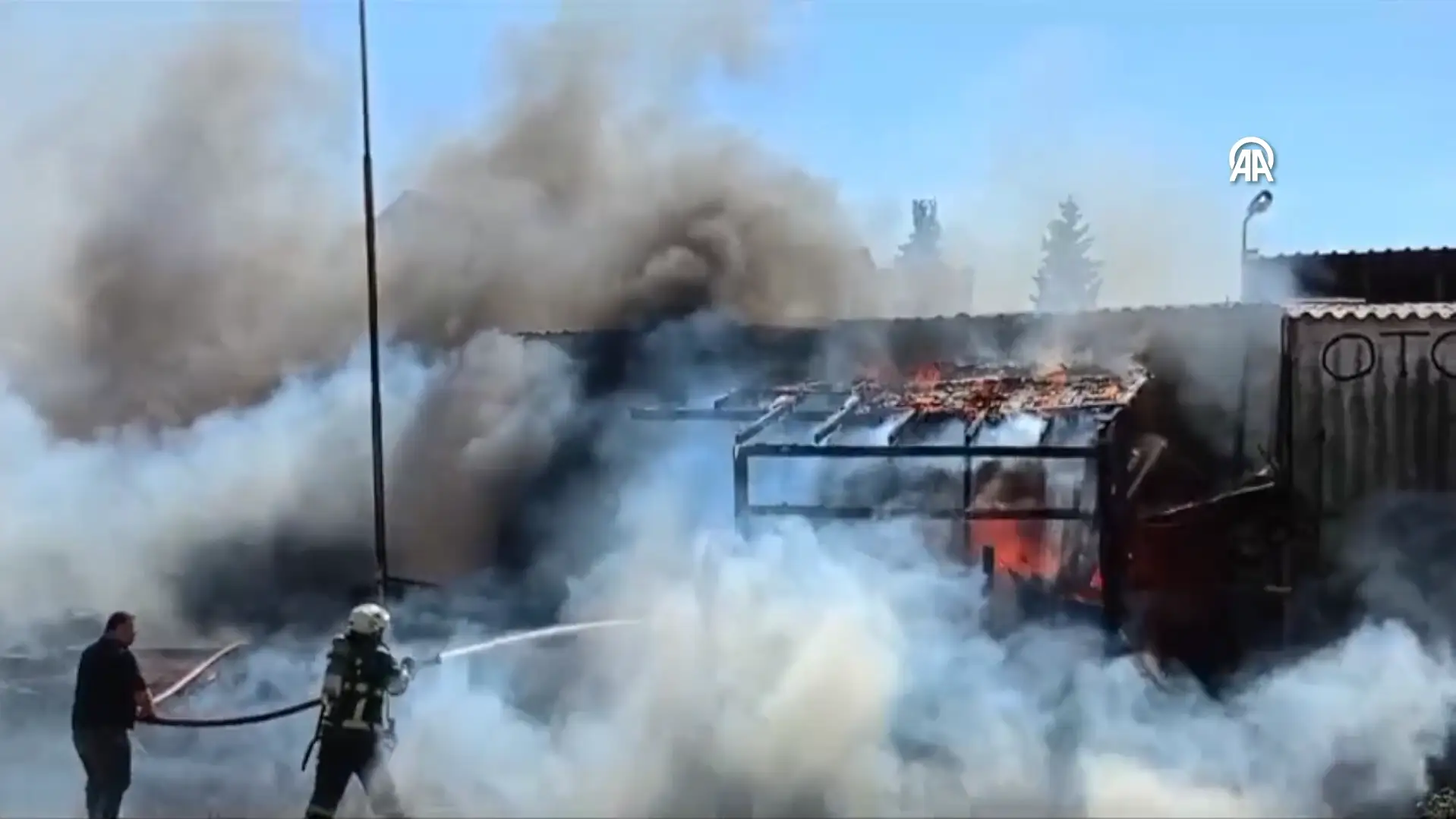 Oto lastik dükkanı yandı