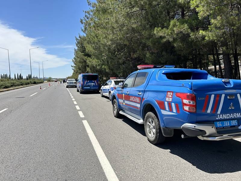 Uşak'ta çarpışan iki otomobildeki 6 kişi yaralandı