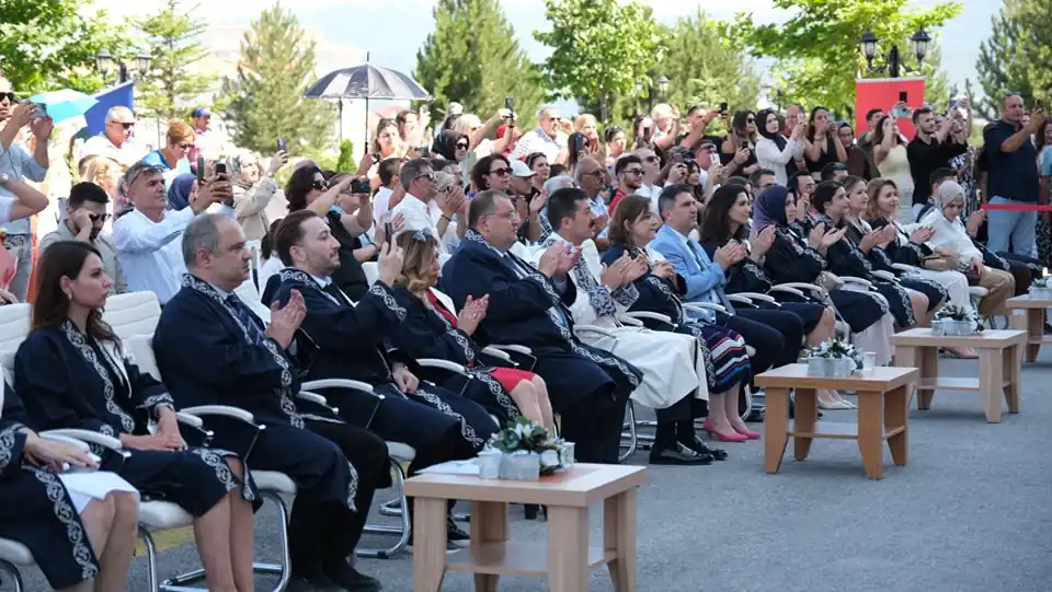 Kütahya’da geleceğin diş hekimleri kep attı
