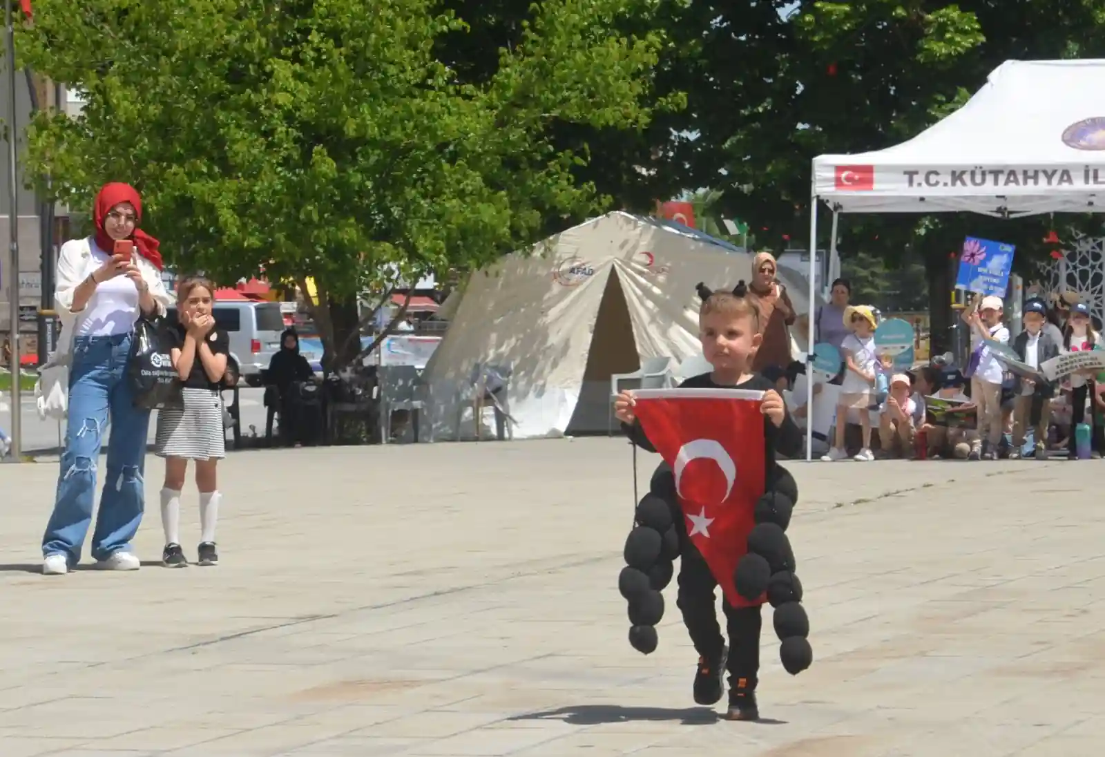 Kütahya’da minik öğrencilerden geri dönüşüm defilesi
